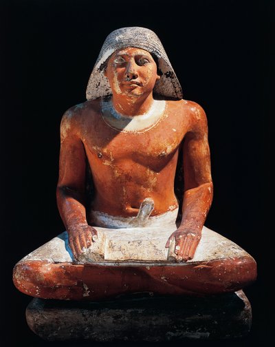 Muinainen Egypti: istuvan kirjurin patsas Saqqaran hautausmaalta (Sakkara), 5. dynastia, muinainen valtakunta (kalkkikivi) tekijältä Egyptian 5th Dynasty