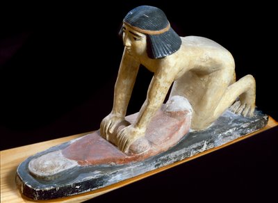 Egyptiläinen antiikki: "" Egyptiläinen murskaa vilja leivän valmistamiseksi"" Figuriini. 5. dynastia. 2400 eaa. Firenze, Museo Archeologico tekijältä Egyptian 5th Dynasty