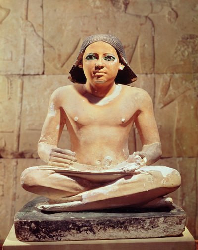 Kirjanoppinut, joka istuu jalat ristissä, pitelee papyruskääröä, Saqqarasta, vanhasta kuningaskunnasta n. 2475 eKr. (kalkkikivi) tekijältä Egyptian 5th Dynasty