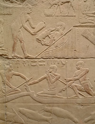 Reliefi, joka kuvaa miestä hoitamassa vastasyntynyttä porsasta ja miehiä papyrusveneissä, Kagemnin Mastabasta, Vanhasta kuningaskunnasta (maalattu kalkkikivi) tekijältä Egyptian 6th Dynasty