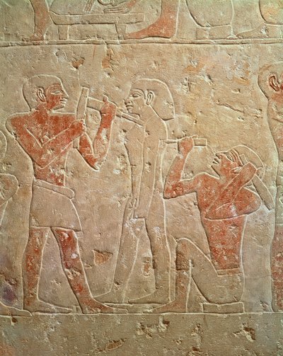 Reliefi, joka kuvaa kahta patsasta kaivertavaa kuvanveistäjää, Kaemrehun mastabasta, Saqqara, Vanha kuningaskunta, noin 2325 eKr. (maalattu kalkkikivi) tekijältä Egyptian 6th Dynasty