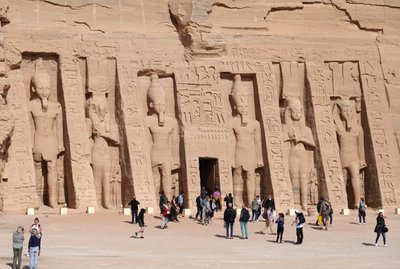 Abu Simbelin pieni temppeli tekijältä Egyptian Egyptian