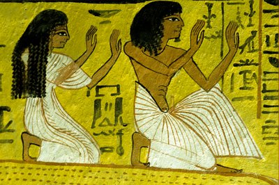 Muinainen Egypti, seinämaalaus, Sennedjem ja hänen vaimonsa polvistuvat jumalten edessä, Sennedjemin hauta, Thebe, Deir el Medina tekijältä Egyptian Egyptian