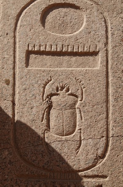 Kovakuoriainen, kuninkaallisen vallan tunnus, Karnacin sijaintipaikka. tekijältä Egyptian Egyptian