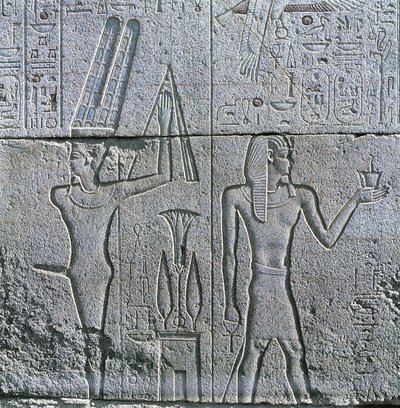 Egypti, muinainen Thebes, Luxor, Karnak, jumala Minin ja Philip III Arrhidaeuksen reliefi suuressa Amonin temppelissä tekijältä Egyptian Egyptian