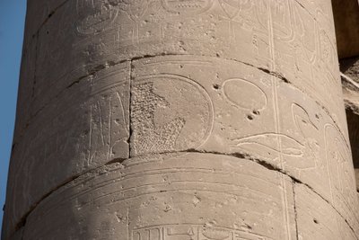 Egyptiläinen antiikki: yksityiskohta pylväästä, jonka patruuna on pyyhitty pois "damnatio memoriaen" vuoksi, joidenkin seuraajiensa harhaoppisina pitämien faaraoiden patruunat, Luxorin temppeli. East Bank (Thebes), Egypti tekijältä Egyptian Egyptian