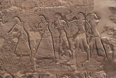 Kirjanoppineen ja vangin helpotus Ramses III:n linnoitettussa temppelissä Medinet Habussa tekijältä Egyptian Egyptian