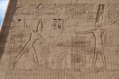 Vihollisten joukkomurhan kohtaus, Horuksen temppeli, Edfu tekijältä Egyptian Egyptian