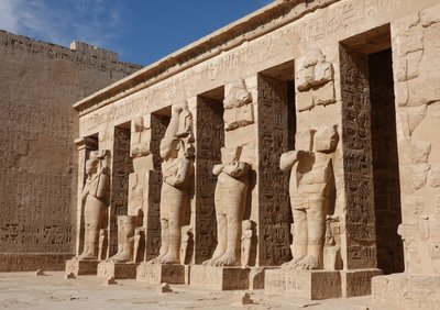 Jumaluusveistoksia, Horuksen temppeli, Edfu tekijältä Egyptian Egyptian