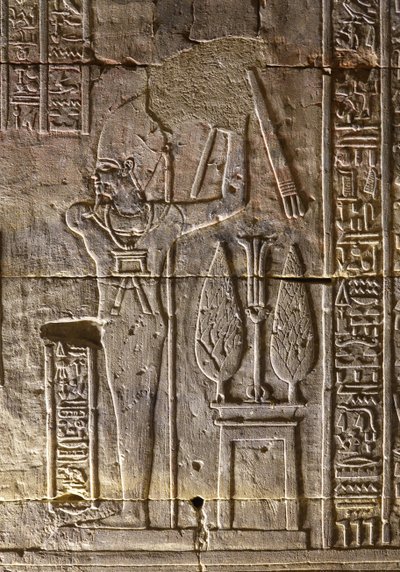 Faarao ja hänen attribuuttinsa, Horuksen temppeli Edfussa. tekijältä Egyptian Egyptian