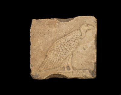 Lohkare, jonka toisella puolella on seisova korppikotka ja toisella puolella pöllö, molemmat matalareliefinä, Ptolemaiosten aika, 305-30 eaa. (kalkkikivi). tekijältä Egyptian Ptolemaic Period