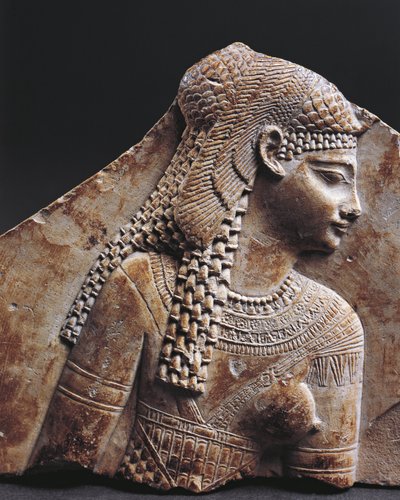 Basreliefi fragmentti kuvaa Kleopatraa tekijältä Egyptian Ptolemaic Period