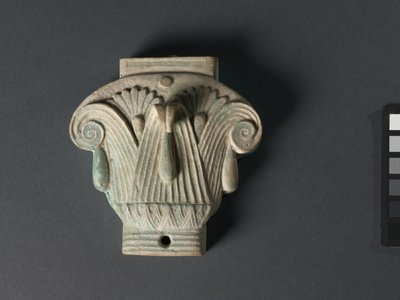 Laatikko (Pyxis) yhdistelmäpääoman muodossa, 305-30 eKr. (vaalean robinin-munansininen fajanssi) tekijältä Egyptian Ptolemaic Period