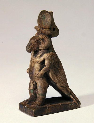 Yhdistelmäjumala, jossa on pässin pää, kääpiön vartalo ja haukka selkä (fajanssi) tekijältä Egyptian Ptolemaic Period