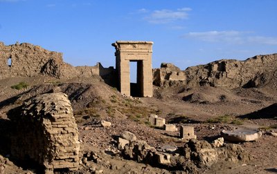Egyptiläinen antiikin: Näkymä Pohjoisportin kaarelle, Hathorin temppeli, Dendera, Egypti tekijältä Egyptian Ptolemaic Period