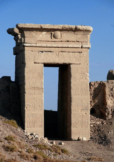 Egyptiläinen antiikin: Näkymä Pohjoisportin kaarelle, Hathorin temppeli, Dendera, Egypti tekijältä Egyptian Ptolemaic Period
