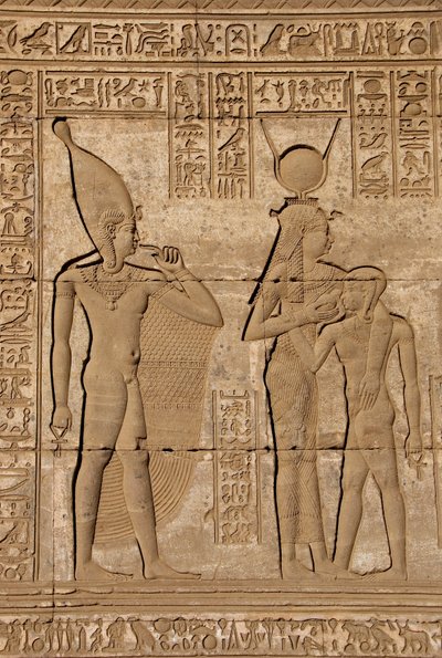 Egyptiläinen antiikin aika: roomalaiset mammisit, jotka muistelevat Hathorin pojan Ihyn syntymää - Yksityiskohta reliefeistä ja hieroglyfeistä: jumalatar Isis - Hathor imettää poikaansa Ihiä (Ihy) ja hänen takanaan toinen kuva Ihistä sormi suussaan osoitta tekijältä Egyptian Ptolemaic Period