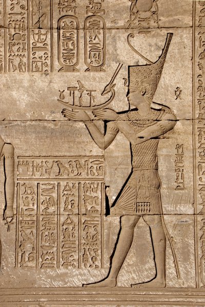 Egyptiläinen antiikin aika: roomalaiset mammisit, jotka muistelevat Ihyn, Isisin pojan syntymää - Yksityiskohta reliefeistä ja hieroglyfeistä, Hathorin temppeli, Denderah, Egypti - Egyptin sivilisaatio: mies kantaa symbolista kuorta, yksityiskohta roomalai tekijältä Egyptian Ptolemaic Period