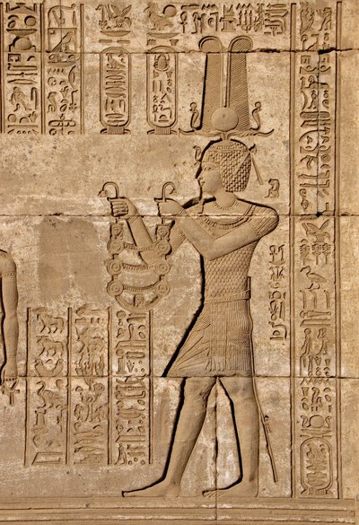 Egyptiläinen antiikki: Roomalaiset mammisit, jotka muistelevat Ihyn, Isisin pojan syntymää - Yksityiskohta reliefeistä ja hieroglyfeistä: Keisari Trajanus kantoi uhreja jumalatar Hathorille - Hathorin temppeli, Denderah, Egypti - Egyptiläinen sivilisaatio: tekijältä Egyptian Ptolemaic Period