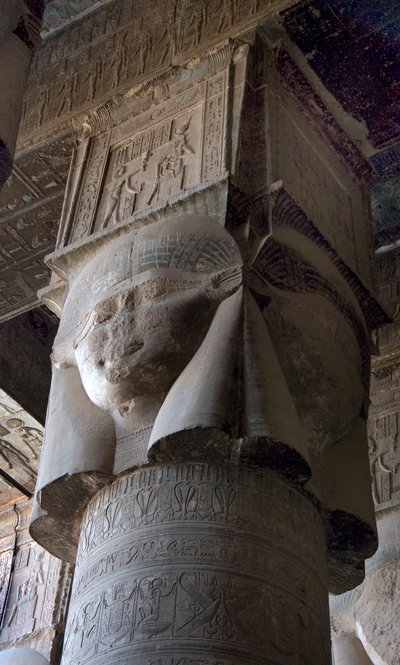 Egyptin antiikin: pylväiden pääkaupunki, joka on koristeltu jumalatar Hathorin kuvauksella. Hathorin temppeli, Dendera, Egypti tekijältä Egyptian Ptolemaic Period
