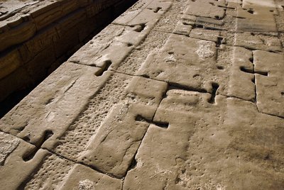 Egyptin antiikin: katon yksityiskohta, Hathorin temppeli, Dendera, Egypti tekijältä Egyptian Ptolemaic Period