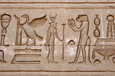 Egyptiläinen antiikin aika: hieroglyfit Hathorin temppelin itäisellä seinällä, Denderah, Egypti - Egyptiläinen sivilisaatio: hieroglyfit, jotka on kaiverrettu Hathorin temppelin (tai Tentyran temppelin) seinälle Denderahissa, rakennettu Pepi I:n (noin 2250 tekijältä Egyptian Ptolemaic Period