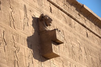 Egyptiläinen antiikki: leijonapäinen gargoyle, Hathorin temppeli, Dendera, Egypti tekijältä Egyptian Ptolemaic Period