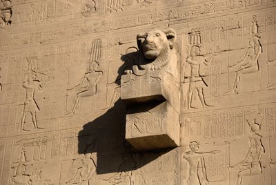Egyptiläinen antiikki: leijonapäinen gargoyle, Hathorin temppeli, Dendera, Egypti tekijältä Egyptian Ptolemaic Period