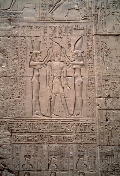 Egyptin antiikin aika: matala kohokuvio edustaa kuningas Ptolemaios IV:n kruunausta. Horuksen temppeli, Edfu, Egypti tekijältä Egyptian Ptolemaic Period