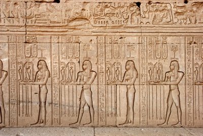 Egyptiläinen antiikki: jumalattarelle esitettävät uhrit ja kunnianosoitukset, Hathorin temppeli, Denderah, Egypti - Egyptiläinen sivilisaatio: jumalattarelle tuodut uhrit ja kunnianosoitukset - Hathorin temppelin (tai Tentyran temppelin) seinälle kaiverret tekijältä Egyptian Ptolemaic Period