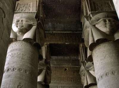 Egyptiläinen antiikki: osittainen näkymä hypostyle-huoneeseen, jossa on pylväitä, jotka on koristeltu jumalatar Hathorin kuvauksella. Hathorin temppeli, Dendera, Egypti tekijältä Egyptian Ptolemaic Period