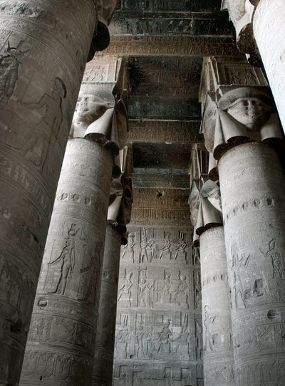 Egyptiläinen antiikki: osittainen näkymä hypostyle-huoneeseen, jossa on pylväitä, jotka on koristeltu jumalatar Hathorin kuvauksella. Hathorin temppeli, Dendera, Egypti tekijältä Egyptian Ptolemaic Period