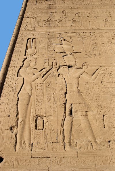Egyptiläinen antiikki: helpotus temppelin takaseinästä, joka on omistettu Kleopatrea ja Cesarionia edustavalle jumalatar Hathorille. Denderah, Egypti tekijältä Egyptian Ptolemaic Period