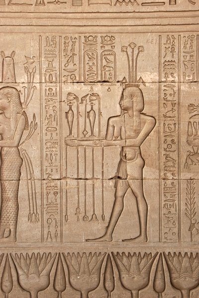 Egyptiläinen antiikin: esitys miehestä, joka tuo uhreja kunnianosoituksena jumalattarelle, Hathorin temppeli, Dendera, Egypti tekijältä Egyptian Ptolemaic Period