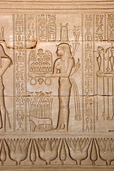 Egyptiläinen antiikin: esitys naisesta tuomassa uhreja jumalattarelle, Hathorin temppeli, Denderah, Egypti - Egyptin sivilisaatio: nainen tuomassa uhreja jumalatar Hathorille - Hathorin temppelin (tai Tentyran temppelin) seinälle veistetty hahmo i tekijältä Egyptian Ptolemaic Period