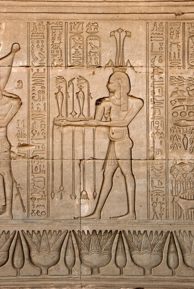 Egyptiläinen antiikki: Niilin jumala, Hapy ja hieroglyfit, Hathorin temppeli, Denderah, Egypti - Egyptin sivilisaatio: Niilin jumala, Hapy ja Hathorin temppelin (tai Tentyran temppelin) seinään kaiverretut hieroglyfit Denderahissa, tekijältä Egyptian Ptolemaic Period