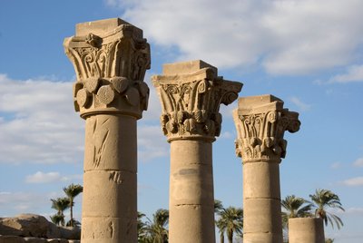 Egyptiläinen antiikin: näkymä kioskin pylväistä jumalatar Hathorille omistetun temppelin sisäänkäynnin edessä. 81-117 jKr. Dendera, Egypti tekijältä Egyptian Ptolemaic Period