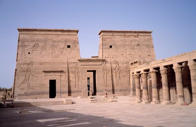 Egyptiläinen antiikki: näkymä Edfun (Edfu) temppelin sisäänkäynnistä, joka on omistettu jumalalliselle Horukselle ja rakennettu vuosina 237–57 eKr. Egypti tekijältä Egyptian Ptolemaic Period