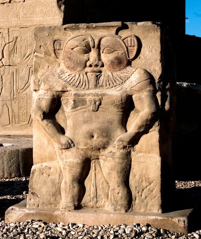 Egyptin antiikki: jumaluus Bes. Yksityiskohta jumalatar Hathorille omistetun temppelin matalasta kohokuviosta. Hathorin temppeli, Dendera (Dendera), Egypti tekijältä Egyptian Ptolemaic Period