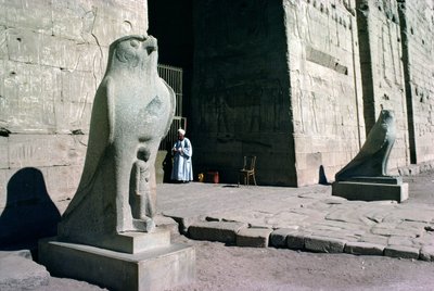 Sisäänkäynti Horuksen temppeliin tekijältä Egyptian Ptolemaic Period