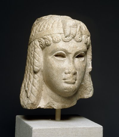 Kuningattaren pää, jolla on painava peruukki, mahdollisesti Kleopatra VII (69-30 eKr.) (marmori) tekijältä Egyptian Ptolemaic Period