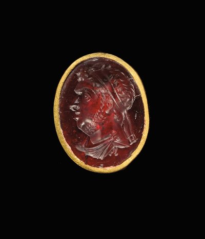Hellenistinen kaiverrussormus, jossa on kuninkaallinen muotokuva Ptolemaiosten hallitsijasta, luultavasti Ptolemaios IX, Soter II, 2. vuosisadan loppu - 1. vuosisadan alku eKr. tekijältä Egyptian Ptolemaic Period