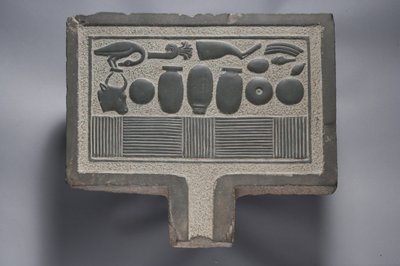 Tarjoilupöytä (greywacke) tekijältä Egyptian Ptolemaic Period