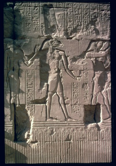 Khnumia kuvaava kohokuvio Khnumin temppelin (kalkkikivi) seinästä tekijältä Egyptian Ptolemaic Period