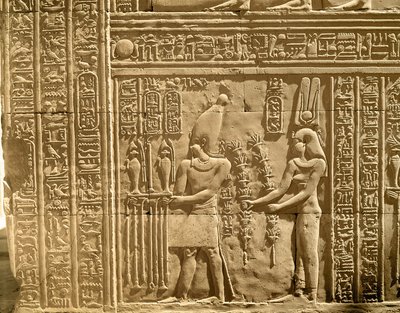 Reliefi Ptolemaios VIII Euergetes II:sta (Physkon) ja Kleopatra III:sta uhraamassa jumalille tekijältä Egyptian Ptolemaic Period