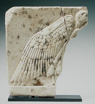 Korppikotkaa kuvaava kohokuvio (kalkkikivi) tekijältä Egyptian Ptolemaic Period