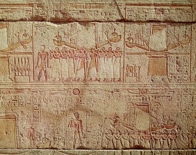 Reliefi, joka kuvaa pyhiä veneitä, joita papit kantavat kulkueessa, Philip Arrhidaeuksen (323–317 eKr.) Makedonian dynastian pyhäköstä (graniitti) tekijältä Egyptian Ptolemaic Period