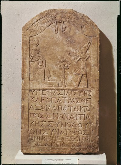 Isikselle omistettu teräskuva Kleopatra VII:stä (69-30 eKr.) uhraamassa Isikselle poikaansa, Horusta, 51 eKr. (kalkkikivi) tekijältä Egyptian Ptolemaic Period