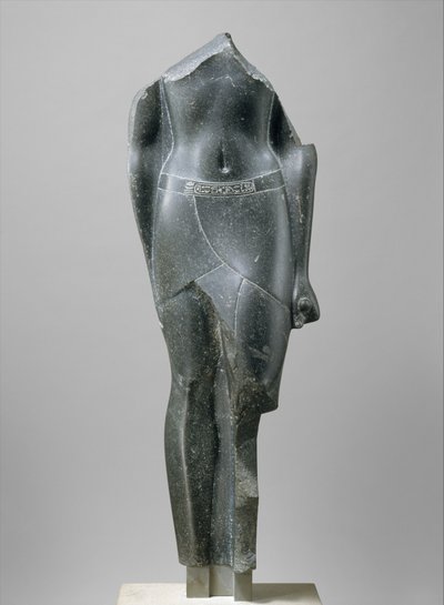 Ptolemaiolaisen kuninkaan ylävartalo, kaiverrettu myöhäisen Ptolemaioksen kartuskeilla, 80-30 eaa. (basaltti). tekijältä Egyptian Ptolemaic Period