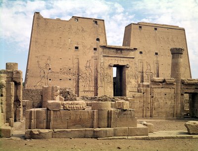 Näkymä Horuksen temppelin ensimmäisestä pylväästä tekijältä Egyptian Ptolemaic Period